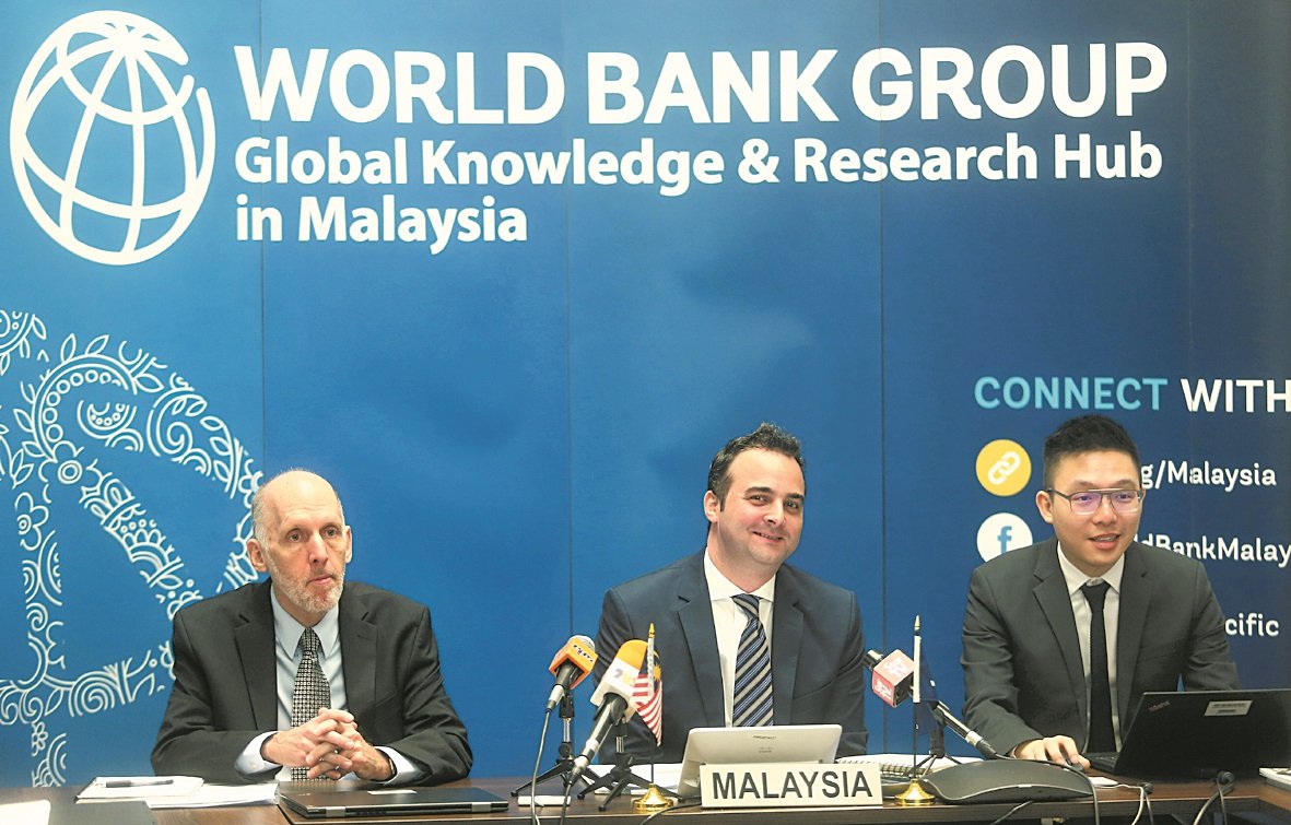 世界银行高级经济学家肯尼希勒博士（左起）和理查李科尔在报告发布会 上回答记者提问。