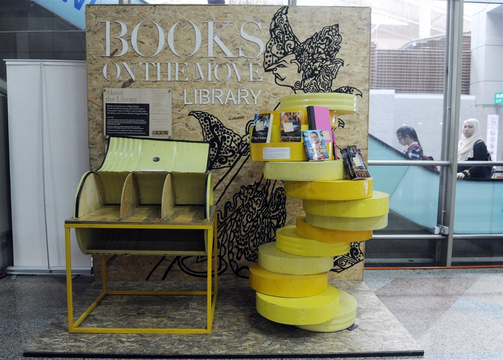 由于本地人对图书共享形式不熟悉，拿取书籍后并未归还，或一次性大量索取书本，导致图书馆的书架经常空置。图为吉隆坡中环交通综合总站的图书馆在星期五的空置状态。