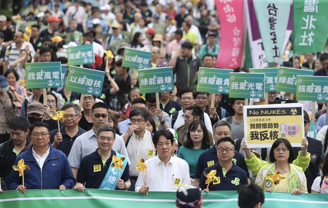 前行政院长赖清德（前排中）与民进党主席卓荣泰（前左2）等人，与民众一起游行传达无核家园理念。（中央社）