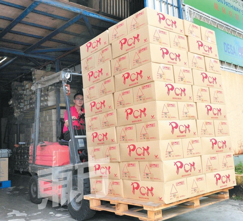 泉南工业有限公司的“PCN”品牌扫把、拖把、刷子等，批发至全马各地及东南亚各国，最远则达非洲尼日利亚。