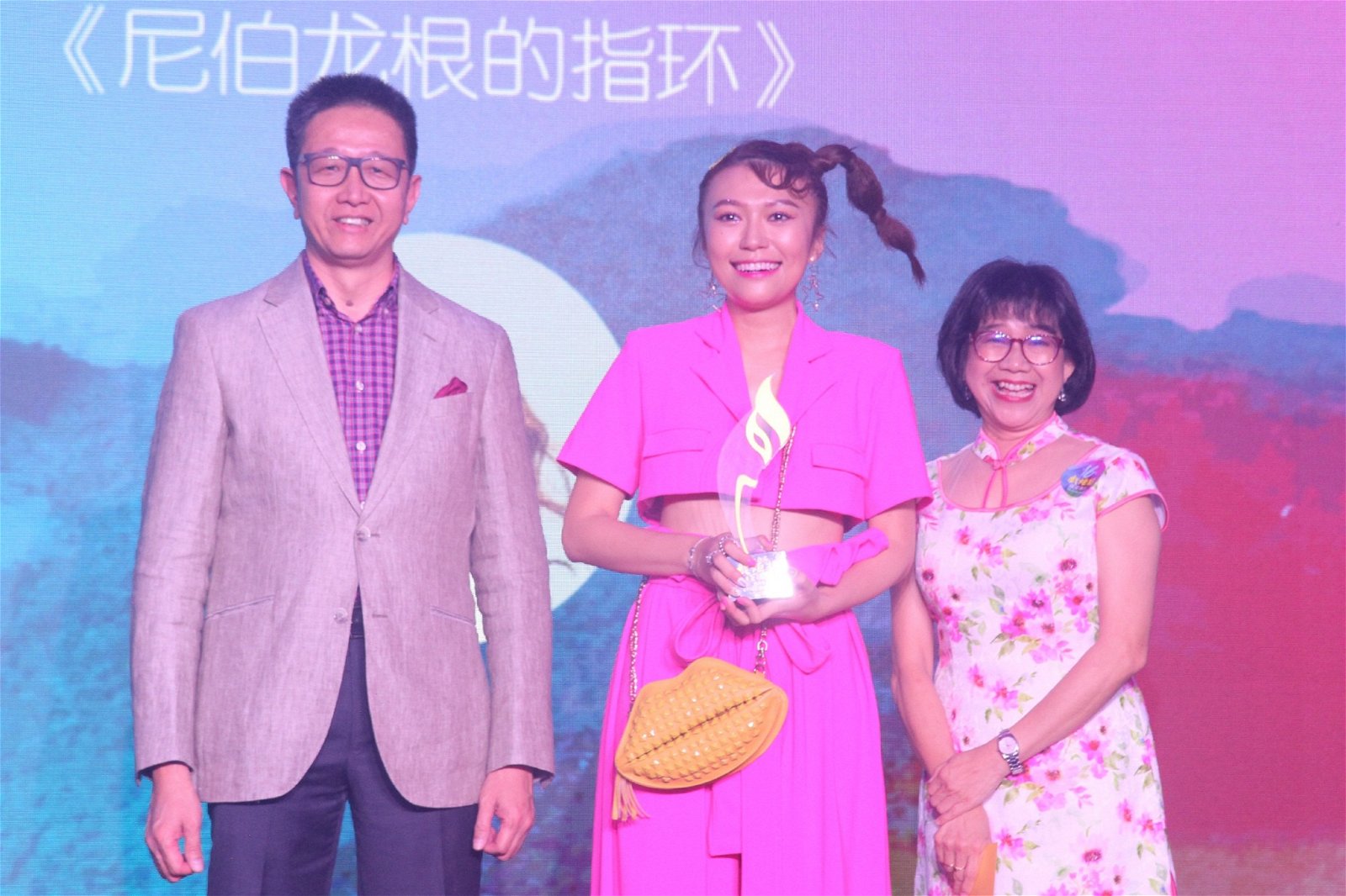 温慧茵（中）从邓章钦（左起）及戏剧联盟主席孙春美手中接获“年度最佳女主角”。