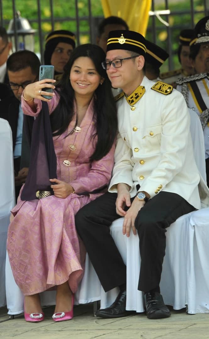 槟州行政议员再里尔与妻子黛安娜甜滋滋地用手机“自拍”