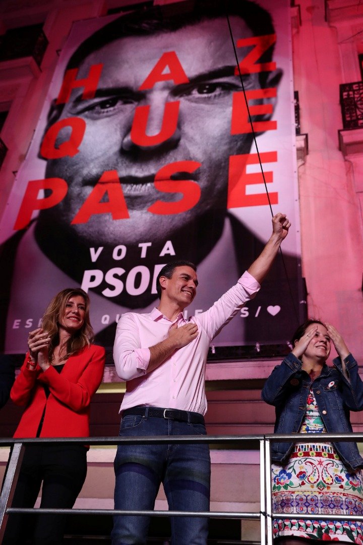 西班牙首相桑切斯（右）周日在妻子陪同下，于马德里的工人社会党大本营宣布胜选。