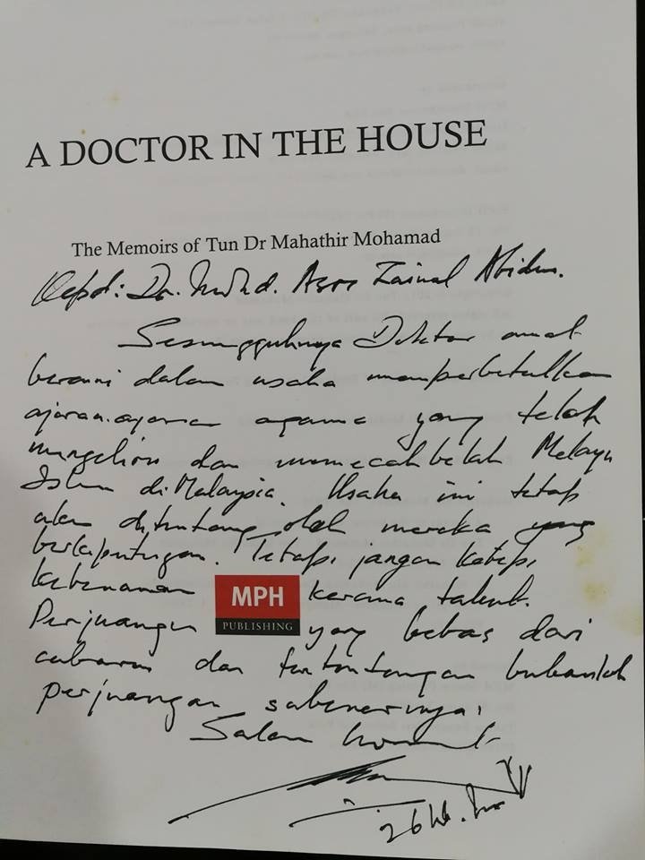 周二在面子书附上一张照片，指敦马哈迪曾亲笔赠言：“不要因为害怕而搁置真相”，因此，他将贯彻此原则到底。