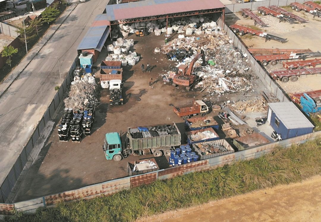 图为美嘉乐花园工业区，一间专门处理工业废料的非法工厂因非法焚烧垃圾而遭地方政府关闭。 （图由受访者提供）