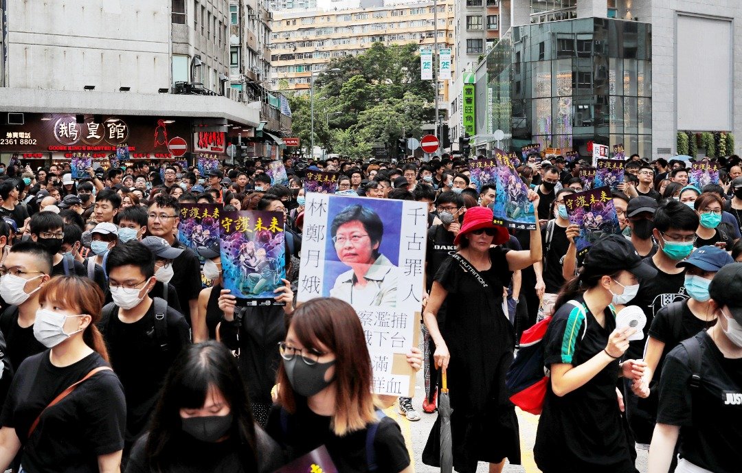 香港“旺角再游行”活动于周六登场，游行队伍于下午4时正式从晏架街公园出发。这是民众在游行期间，手里举著贴有特首林郑月娥照片的示威看板，借此表达对政府的不满。