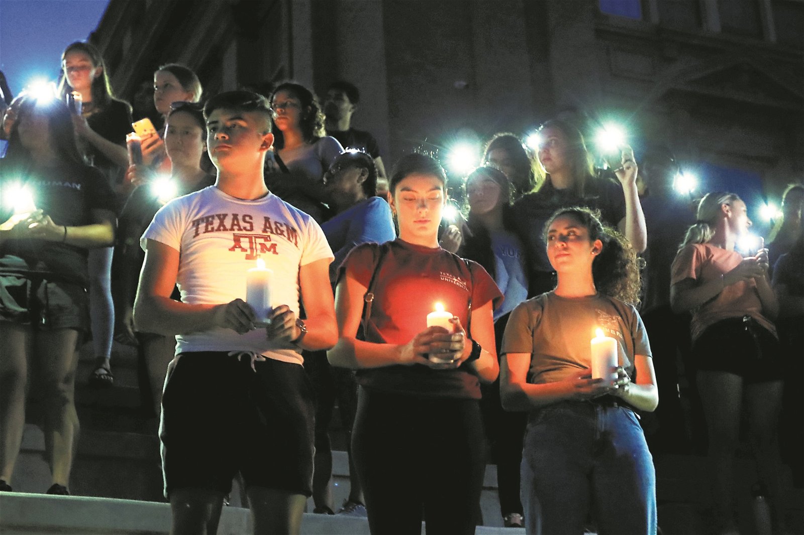 来至埃尔帕索市高中的学生们，周六晚上出席了哀悼的守夜活动。只见他们每人手里或捧著烛光、或拿著手机的灯光，神情肃穆地悼念此次枪击案的罹难者。