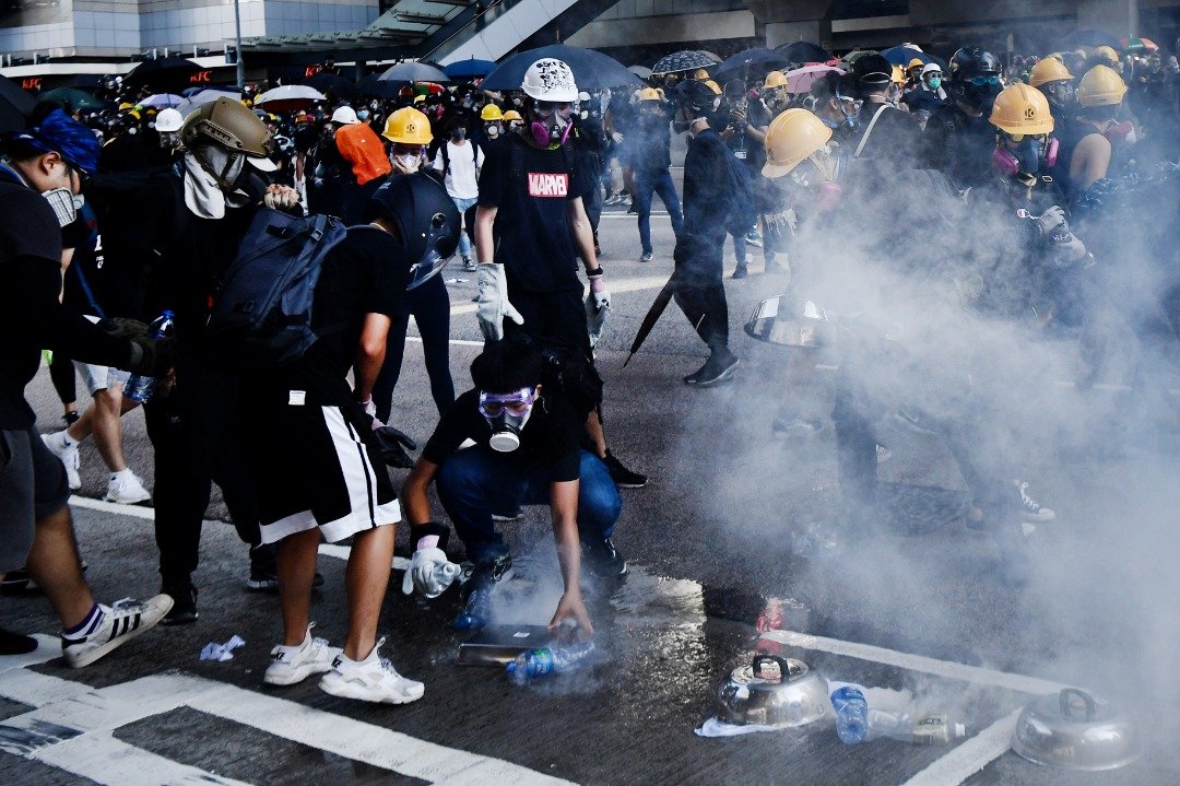在金钟爆发的冲突中，示威者使用炊具盖著警方发射的催泪弹后再淋上水，冷却催泪弹。