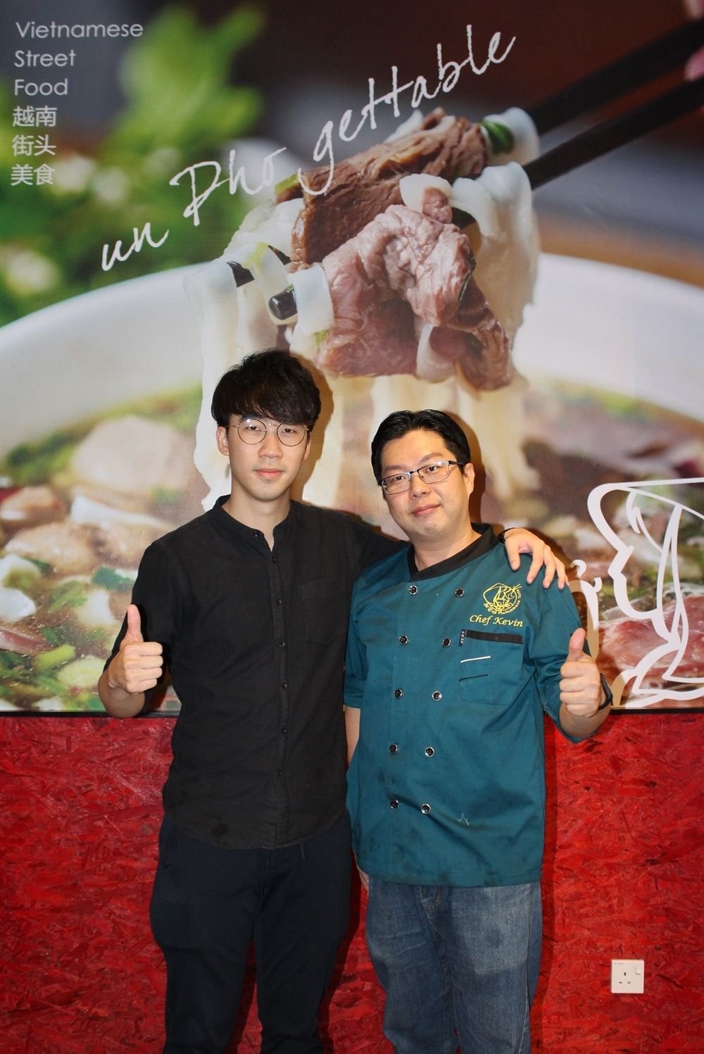 谢佑俊（左起）与苏浩翔一拍即合，联手创办“越南味”餐馆，并放眼两年内开始7家分店。