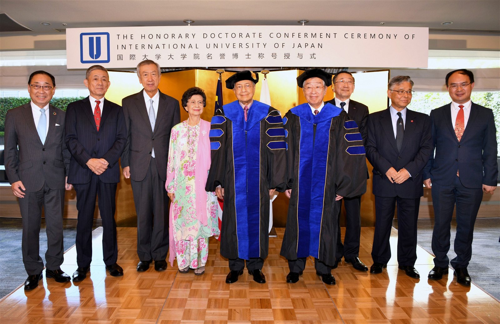 敦马哈迪（左5）获办日本国际大学荣誉博士学位，左3起为日本驻马大使宫川真喜雄、首相夫人敦西蒂哈斯玛和日本国际大学校长伊丹敬之。