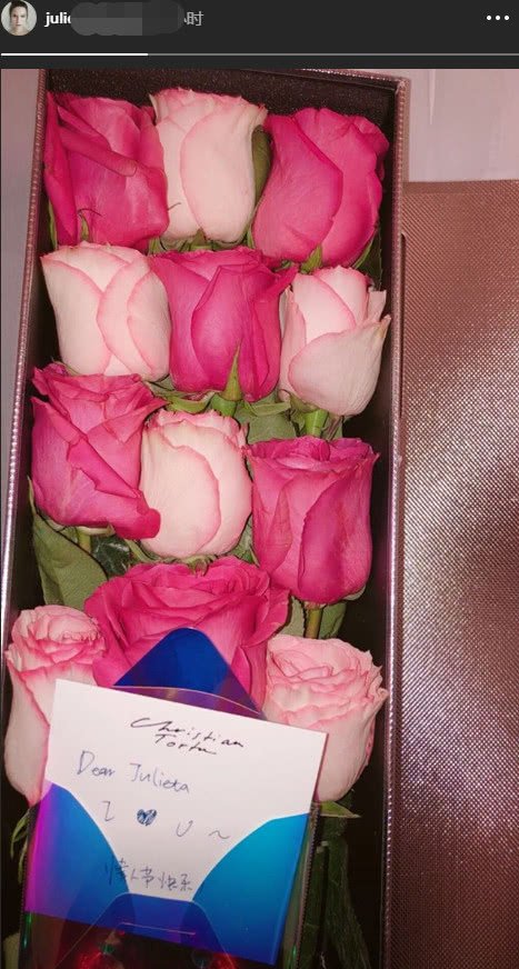 女友曾晒出这12朵玫瑰鲜花礼盒。