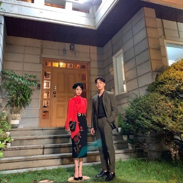 IU与吕珍九合演的韩剧《德鲁纳酒店》。