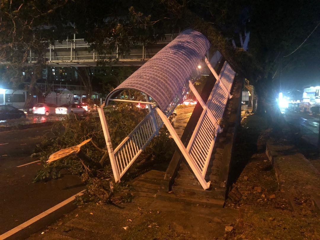 槟城青草巷儿童痉挛协会前人行天桥的遮阳棚不堪强风袭击而被“连根拔起”，但其桥身结构还是安全的。