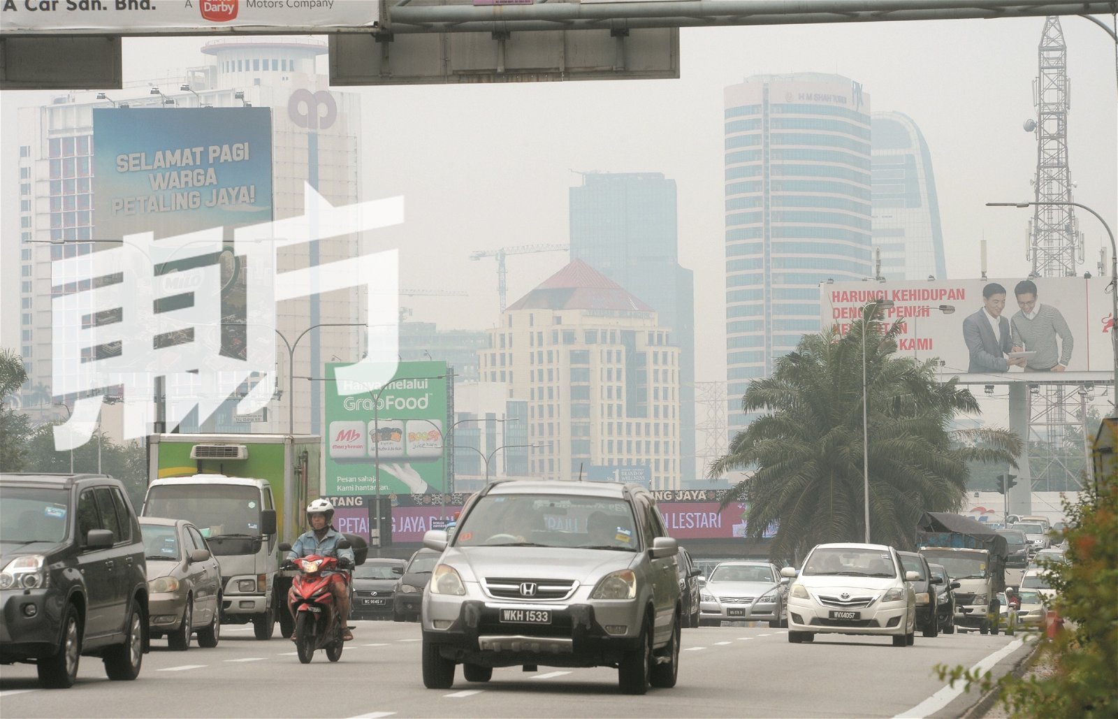 受印尼烧芭影响，我国一些地区空气素质欠佳，弥漫著浓浓的烟雾。（摄影：陈启新）