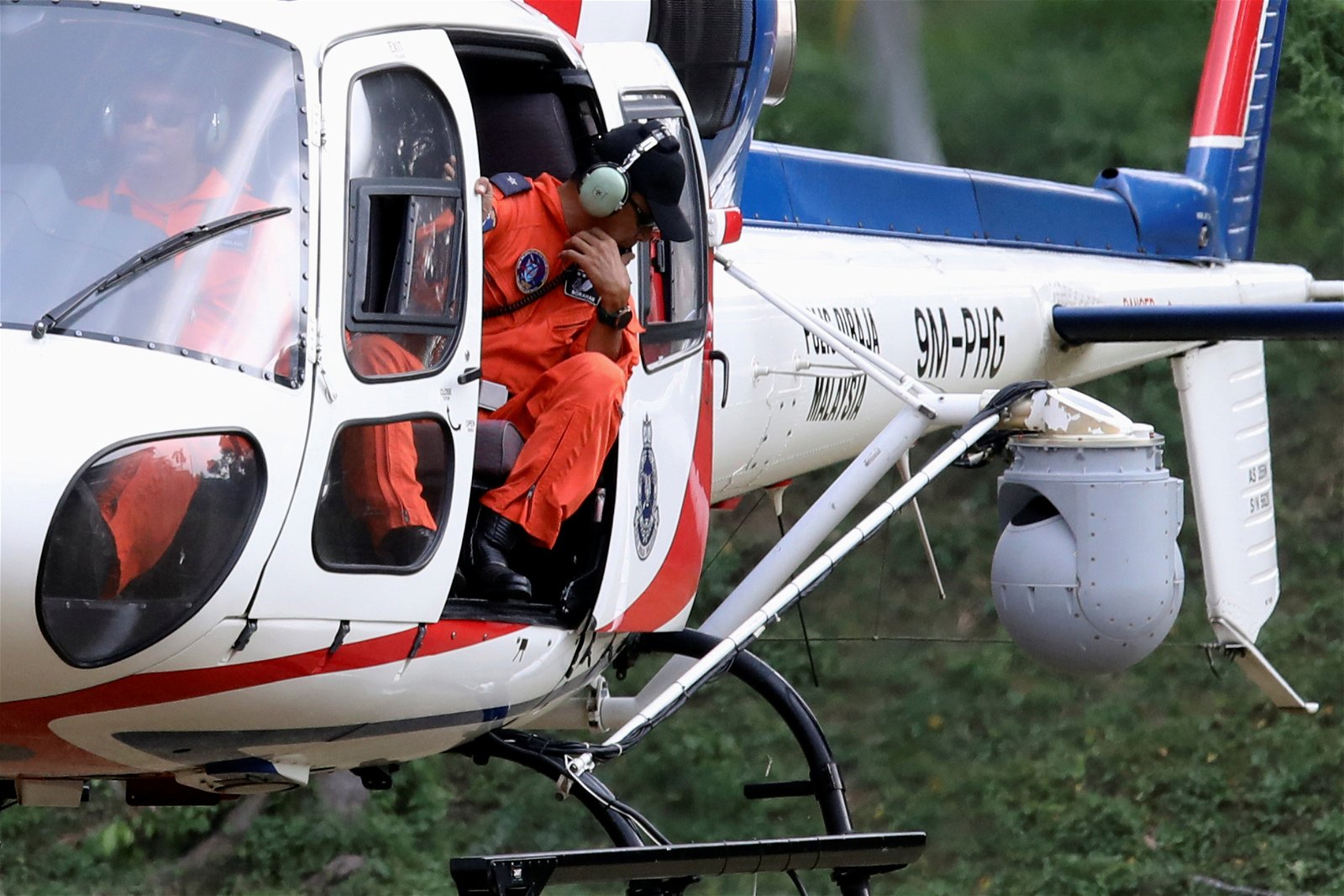 大马皇家警察的飞行部队（PGU）出动装有红外无线探测设备的直升机，投入到爱尔兰少女诺拉秋奥琳的搜救行动中。