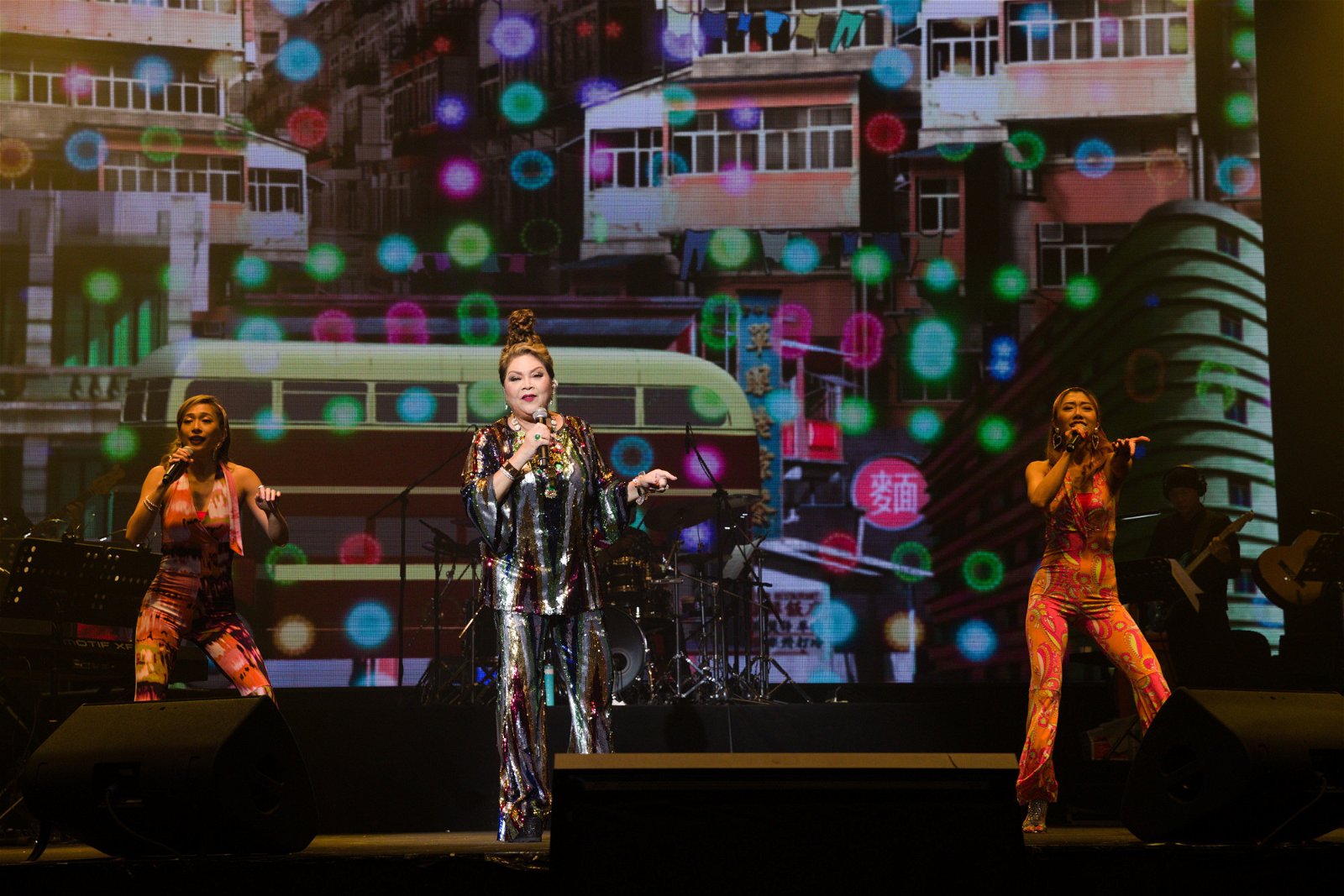 玛俐亚在台上又唱又跳，还带动观众与她一起跳，让现场气氛嗨翻天。