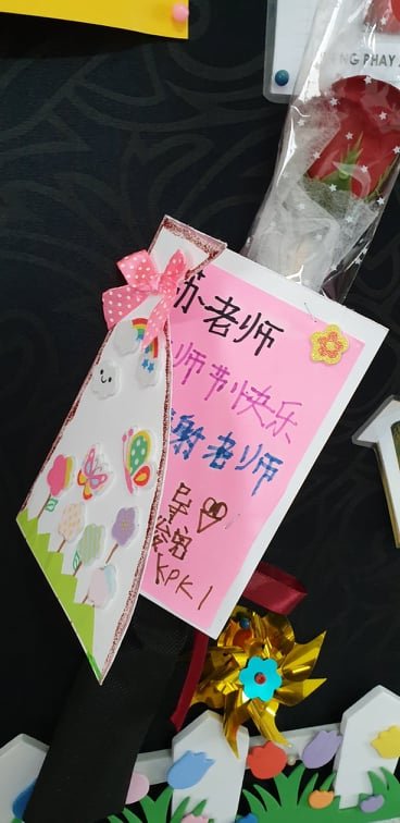 特殊学生在教师节亲手制作感谢卡给苏雅姿，令她开心不已，将卡片挂在办公室的布告栏上。