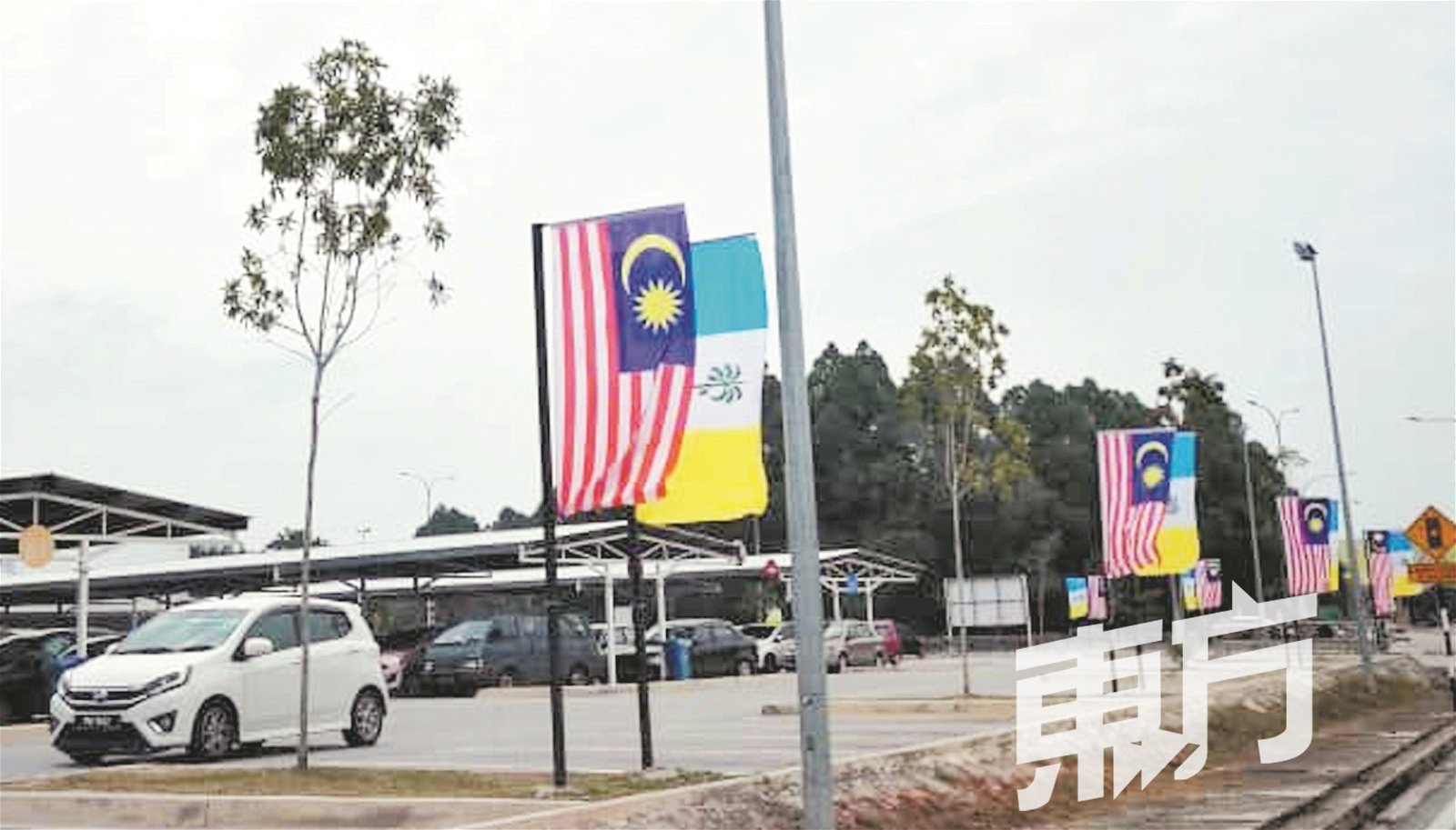 槟城柏淡特易购霸级市场周遭经已开始悬挂国旗及州旗，国庆气氛渐浓。（摄影：廖丽宁）