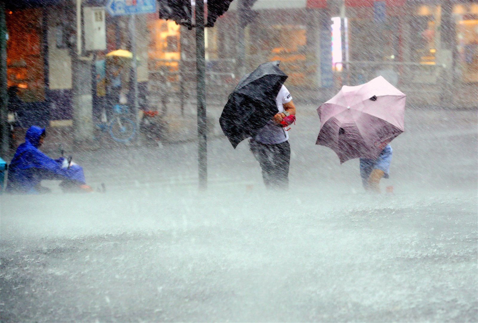民众在狂风暴雨的境况下，在被水淹没的道路上，困难地撑伞前行，利奇马的威力可见一斑。据初步统计，台风利奇马对山东省，直接造成经济损失约14亿7500元人民币。