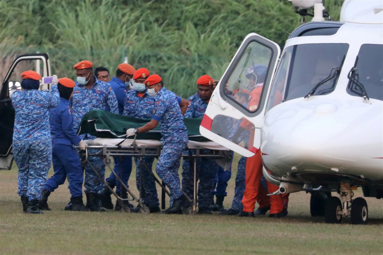 警方出动直升机将尸体移出森林区，并将遗体送往芙蓉端姑惹化医院停尸间。