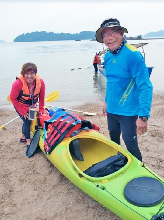 一名渔夫在关丹岸边发现证实属于潘玉珍（左）和陈永顺的绿色独木舟。