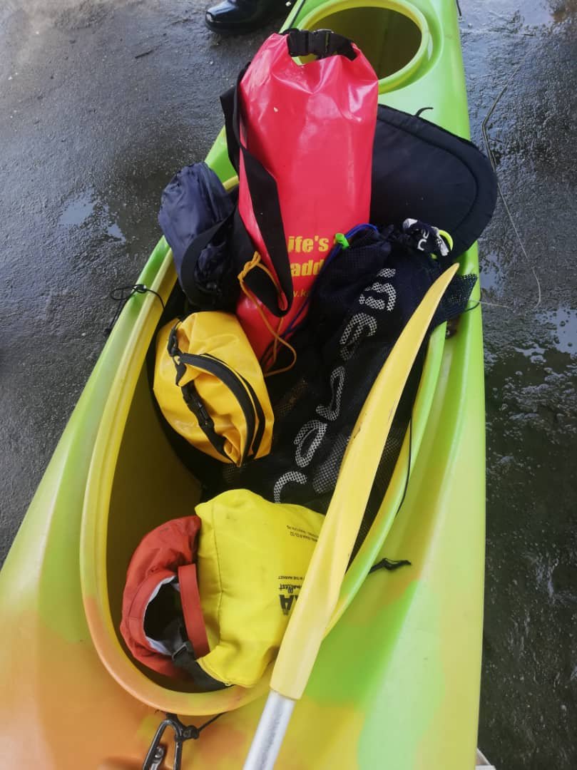 失踪新加坡男女所乘坐的独木舟，在事发地点80海哩外被渔民发现，舟上有失踪者个人物品，包括钱包及手机。