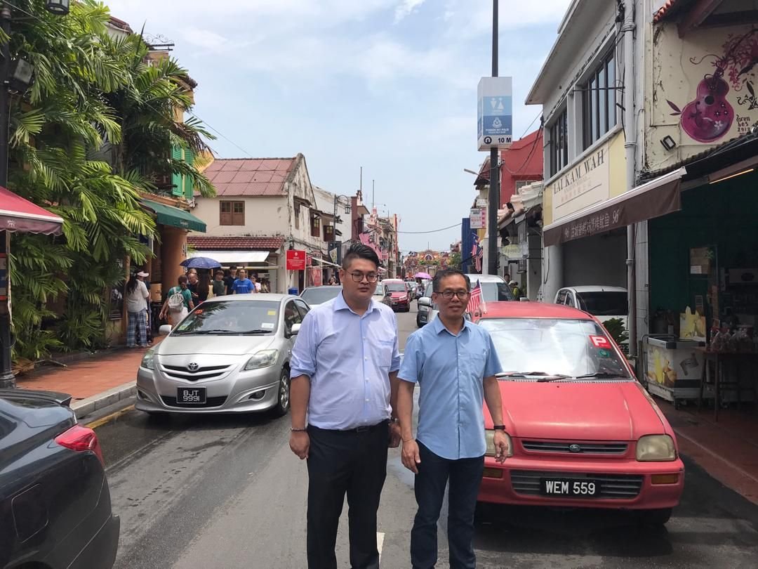 刘志良（右）在沈荣森陪同下，巡视鸡场街，并促请市政厅正视鸡场街垃圾问题。