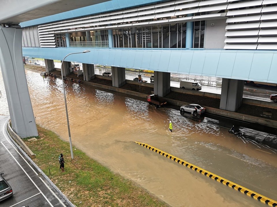 靠近捷运珍珠花园站的蕉赖路也出现淹水情况，为避开积水，车辆都尽量靠右行驶。