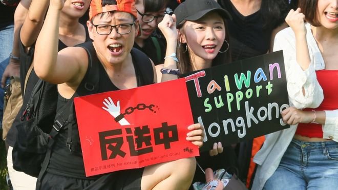 台湾团体8月11日在台北号召民众以人体排字声援香港。（图取自BBC中文）