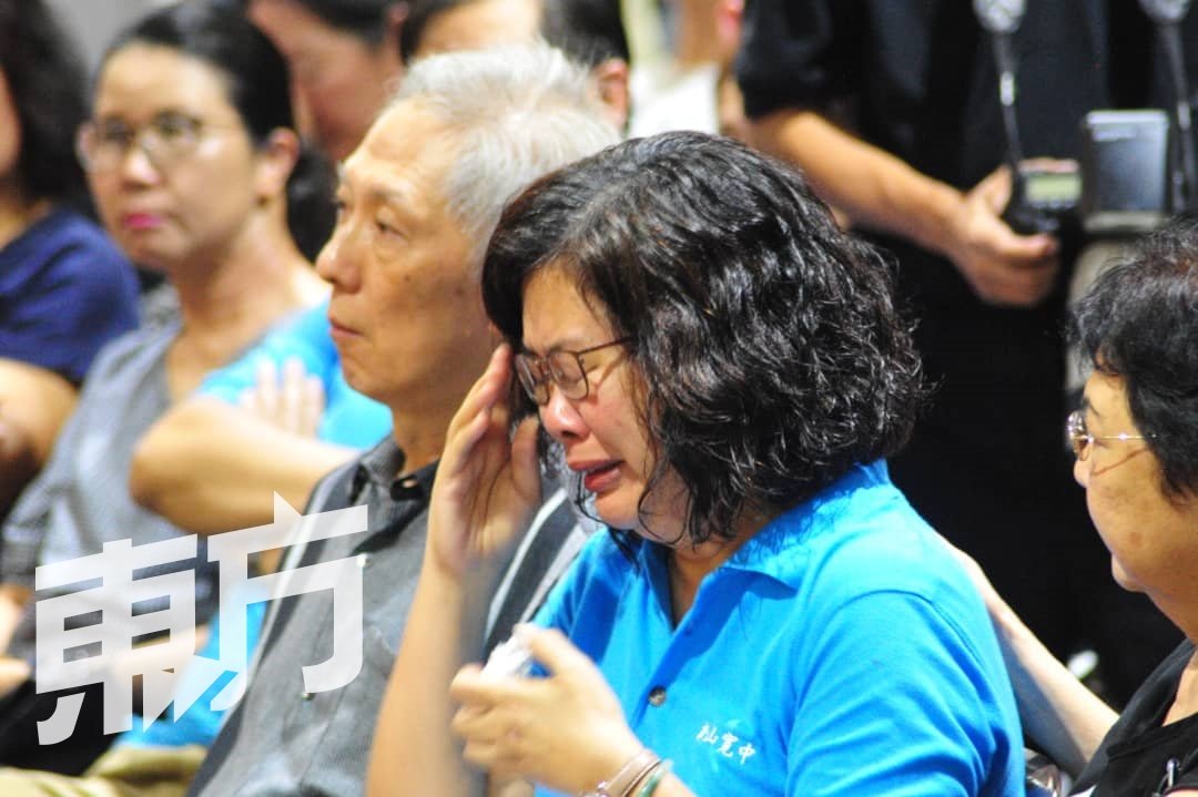 郑美珍（蓝衣者）在追悼会上数度落泪哭泣，难掩其悲伤情绪。（摄影：杨金森）