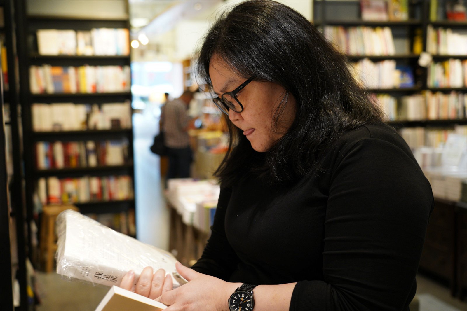 宋翠钰喜欢到书店买书然后阅读，有时候一待就是一天。