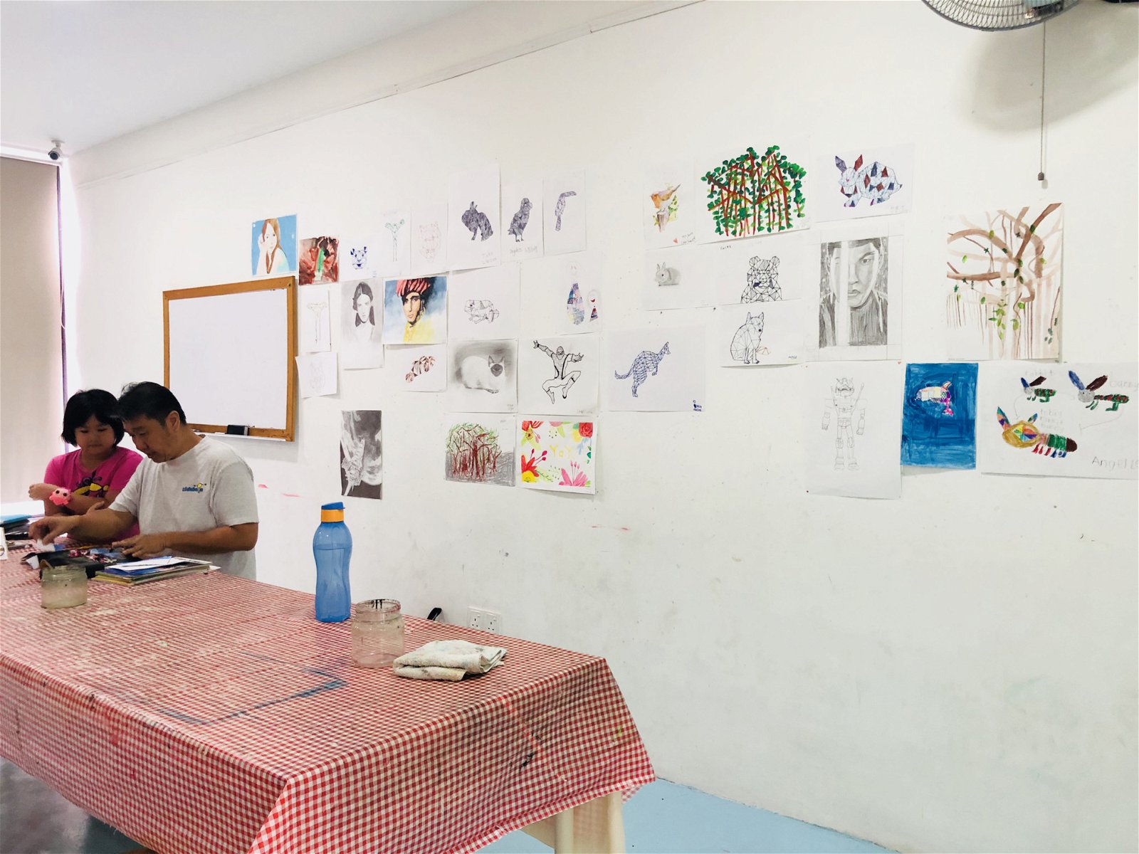 除了平日的补习班和一系列的精彩活动，由廖维良作为导师的“阿料的移动画室”也于此授课。每个周四和周五都会有成人绘画班，让大人们也能在这里学习。