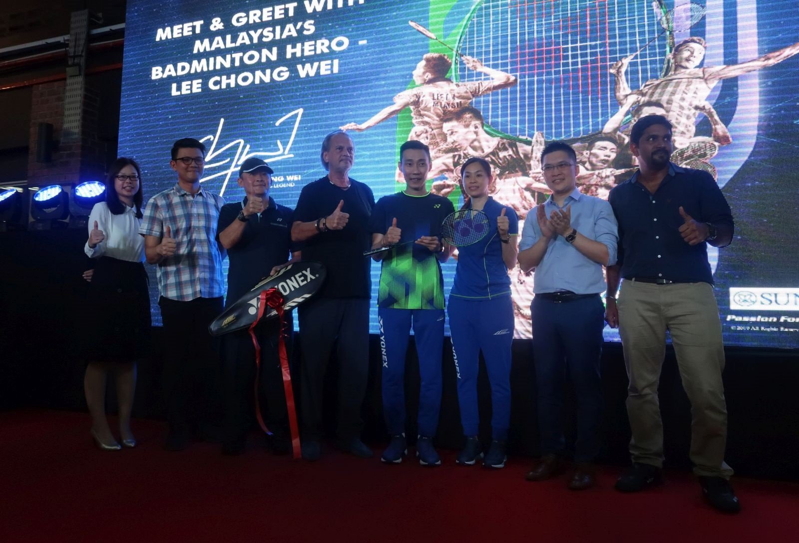 李宗伟（左5）为其代言的ASTROX 99 LCW球拍造势。左起为崔慈恩、陈家兴、高开华、达礼、黄妙珠、黄家和与维努。
