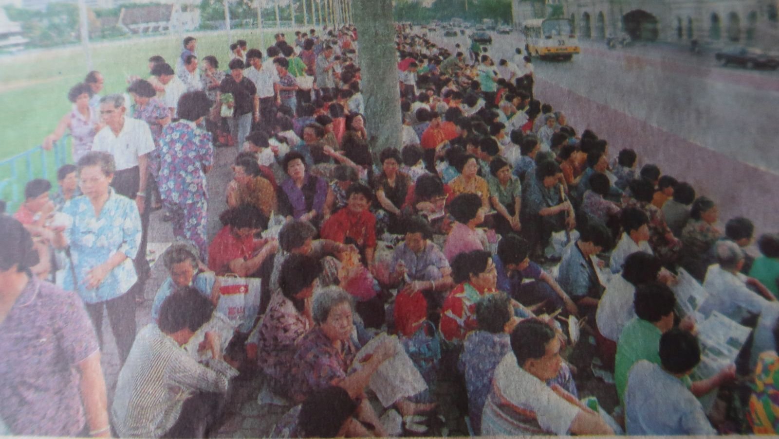 在1992年12月16日，千名红坭山和附近地区居民分乘30辆巴士到吉隆坡最高法院外，等候法庭针对亚洲稀土厂宣判结果。