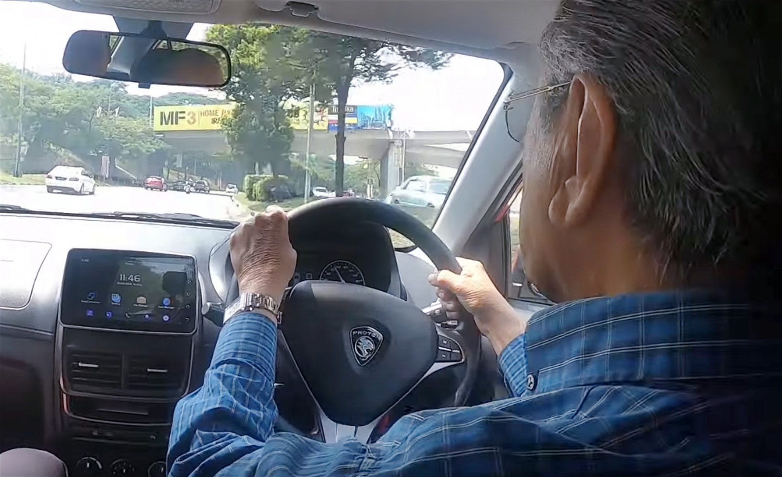 马哈迪亲自试驾普腾新车，在隆市行驶。