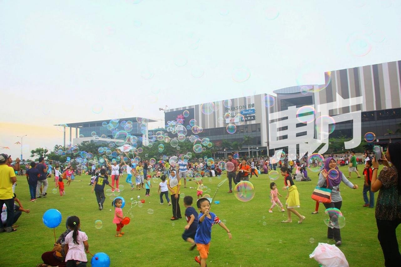 除了政府规划的公共空间，目前有不少企业也将公共空间纳入其商场的版图内，包括莎阿南实达城购物广场（Setia City Mall）的户外草场、万达广场（One Utama）的空中花园等。