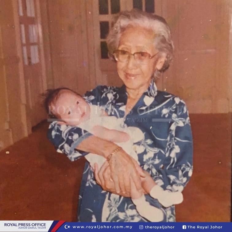 东姑依斯迈尚在襁褓时，被外曾祖母抱在怀中。