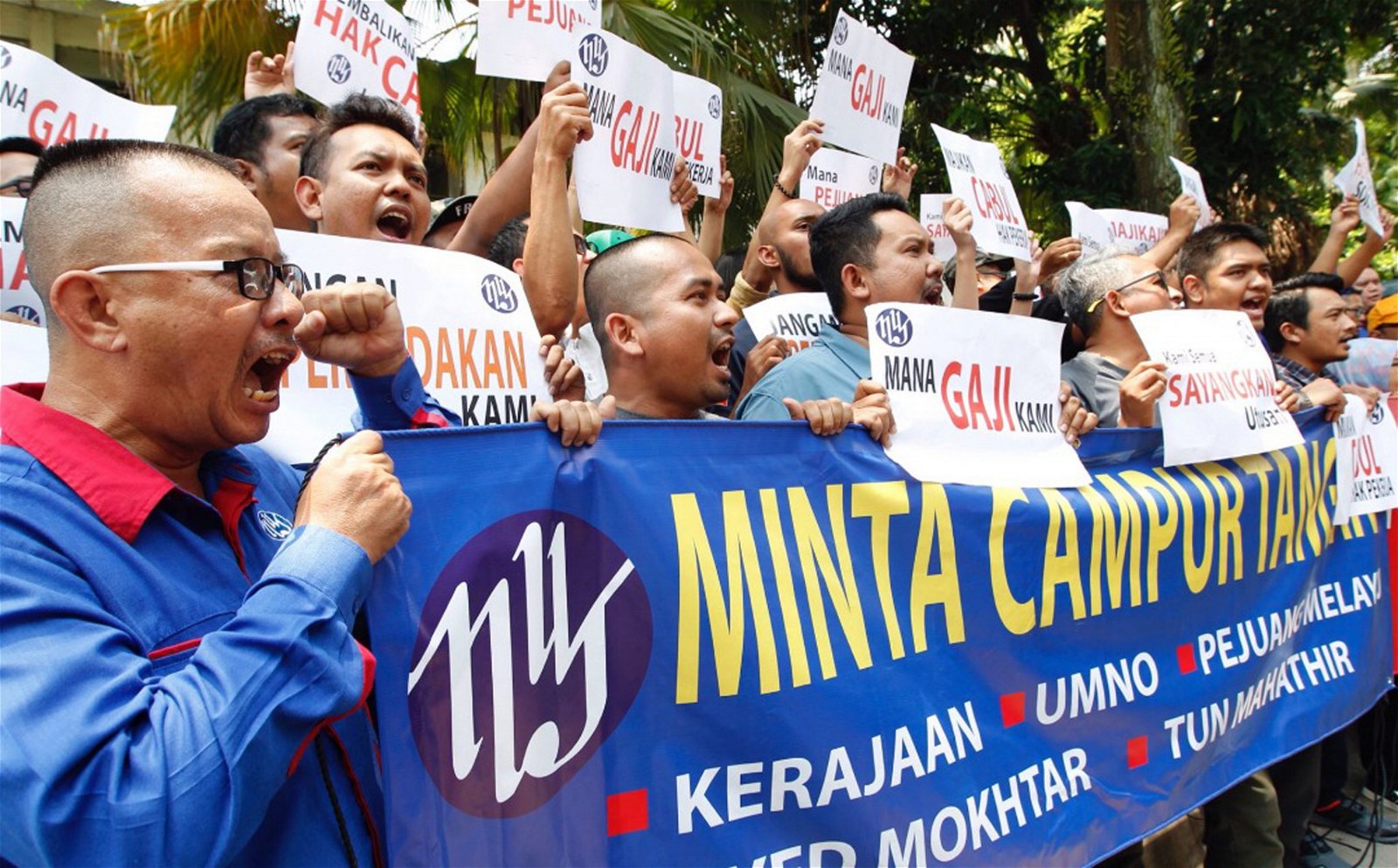 《马来西亚前锋报》职员及半岛新闻从业员职工会会员，在该公司外展开纠察行动，抗议公司拖欠员工薪金。