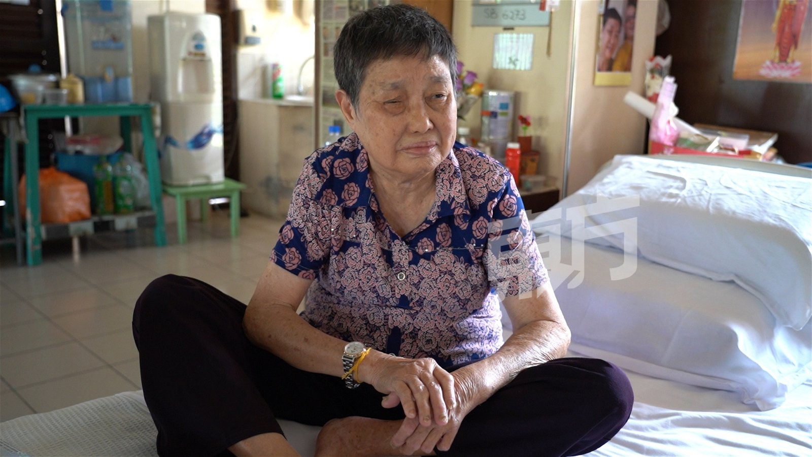 自从患上麻风病之后，吴瑞嫦因为不能去上学，感到非常伤心。