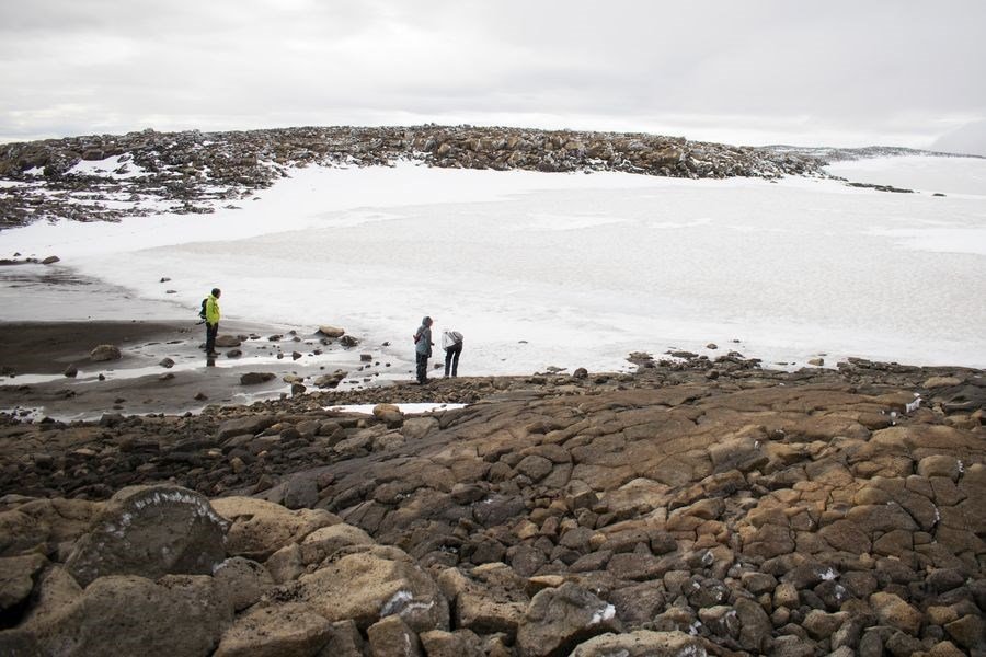 冰岛的OK冰川在2014年失去冰川地位，以大约700岁的年纪死去。图为积雪覆盖已死去的OK冰川。