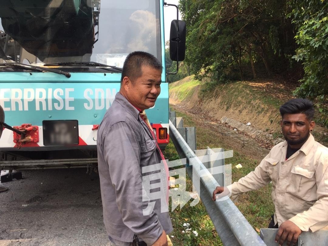 薛世汶（左起）与其驾驶皮卡车的印裔员工庆幸意外没有酿成严重伤亡。