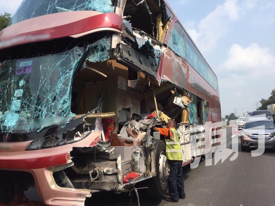 载有15名乘客的双层巴士车身严重毁坏，所幸仅有一名乘客受伤。