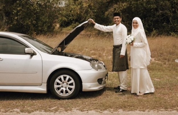 马来西亚一对夫妻出外拍婚纱照途中，车子突然抛锚无法发动，摄影师将计就计让他们在路边拍照，意外拍出充满怀旧风格的美照。（ 图取自apihazmi /Twitter）