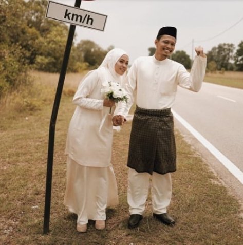 马来西亚一对夫妻出外拍婚纱照途中，车子突然抛锚无法发动，摄影师将计就计让他们在路边拍照，意外拍出充满怀旧风格的美照。（ 图取自apihazmi /Twitter）