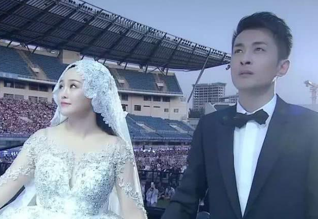 中国网红辛巴和女友初瑞雪为婚礼举办演唱会。