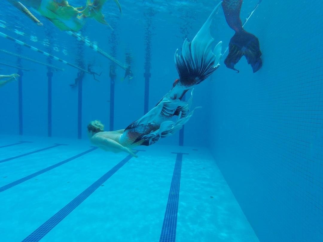 陈虎巡透露，并不是所有的公共游泳池都适合且允许穿戴鱼尾。泳池基本上得深达5公尺才能有效进行美人鱼动作的训练。