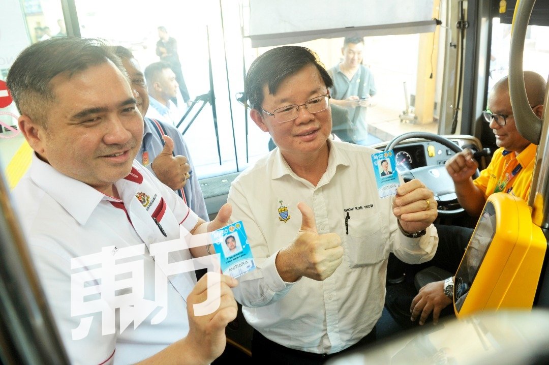 陆兆福（左起）与曹观友对于珍珠交通卡的优惠，表示很赞，并希望民众能籍此多加使用公共交通。 （摄影：蔡开国）