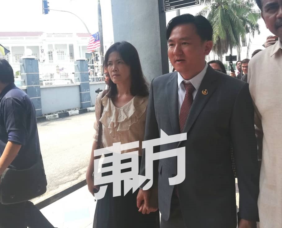 杨祖强（左2）与妻子进行保释程序后，并肩离开。