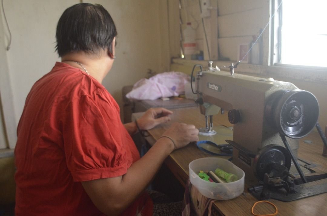 张秀萍原本以缝纫工作养家活口，如今却因为手术问题唯有暂停工作。