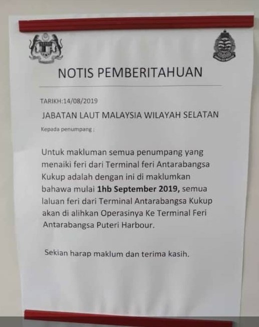 龟咯国际渡轮码头张贴告示，发布从下月1日起停止营业的消息，以提醒乘客。